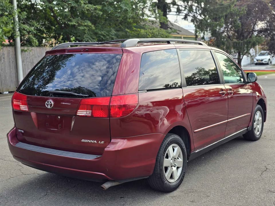 2004 Toyota Sienna LE Minivan