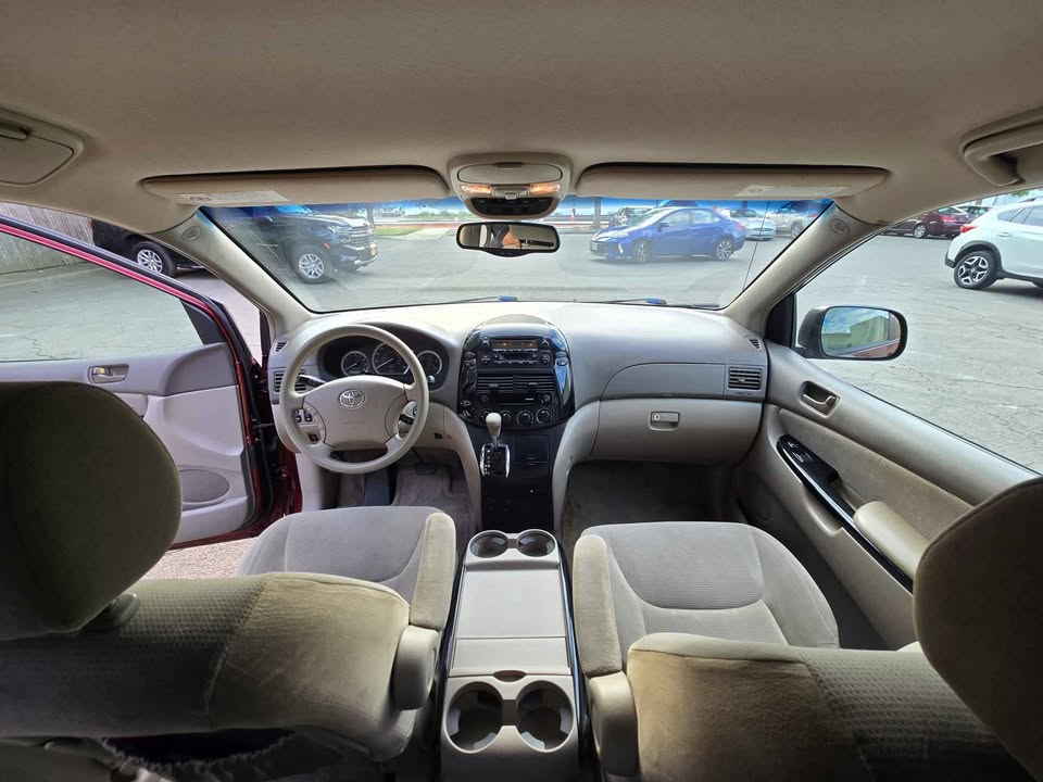 2004 Toyota Sienna LE Minivan