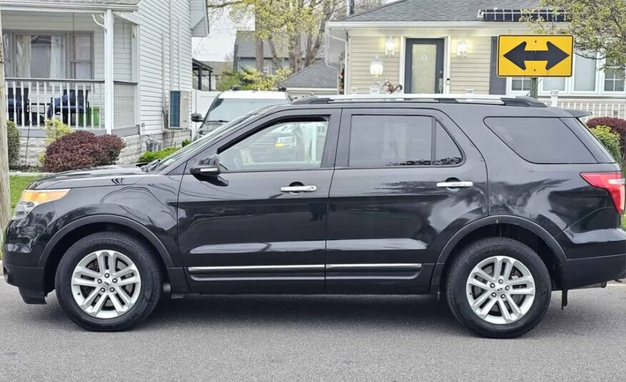 2013 Ford explorer XLT Sport Utility 4D